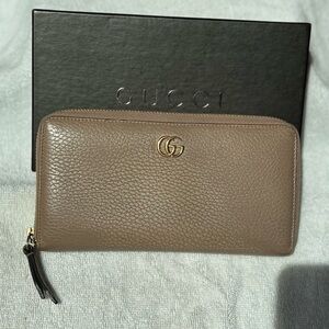 *SOLD* - Gucci Marmont Cream and Tan Leather Wallet with Zipper Closure